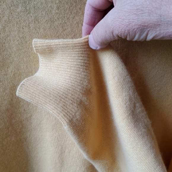 Daniel Cremieux Yellow V-Neck Sweater 100 Percent CASHMERE Classic Style - Picture 7 of 7